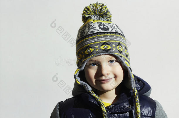 小帅哥孩子。有趣孩子。冬天时尚孩子们。时尚小男孩