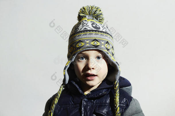 有趣的孩子。冬天时尚孩子们。时尚冬日小男孩彩帽