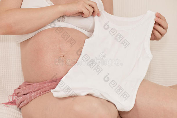 孕妇穿婴儿连体衣