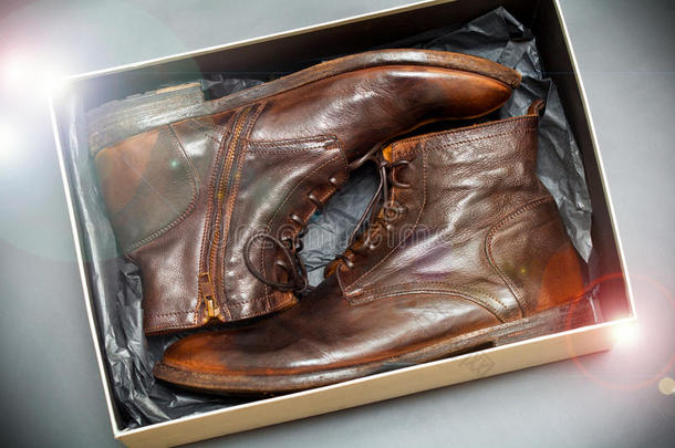 新款时尚皮鞋棕色复古款盒装