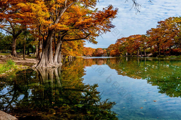 <strong>德克萨斯</strong>州加纳州立公园清澈的河流上，明亮的橙色秋叶