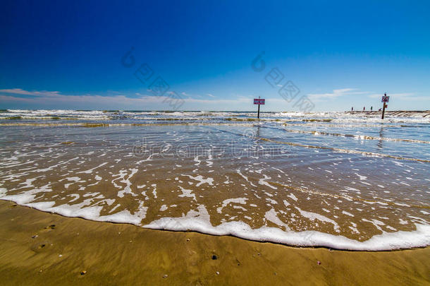 美丽的冲浪和沙滩上的夏日海滩度假。