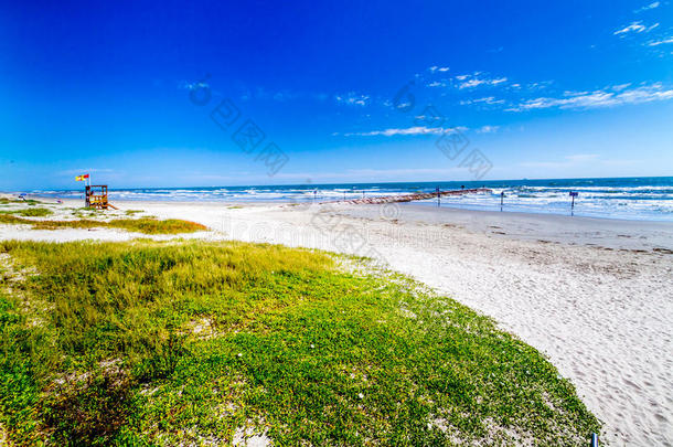 美丽的冲浪和沙滩在夏季的海洋海滩