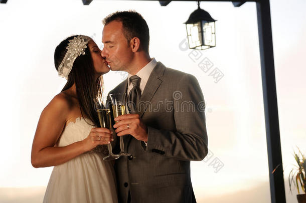 新郎新娘在露台上接吻敬酒