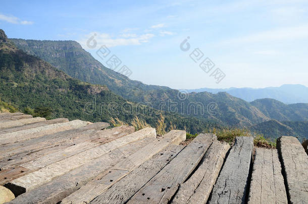 阳光明媚，有景观和露台