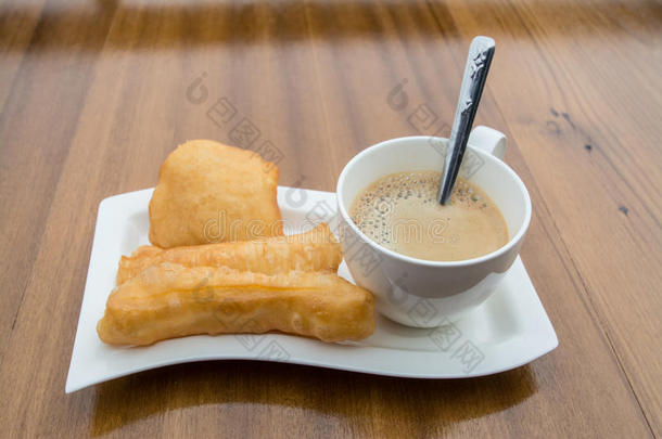油炸面包圈和咖啡，泰国早餐