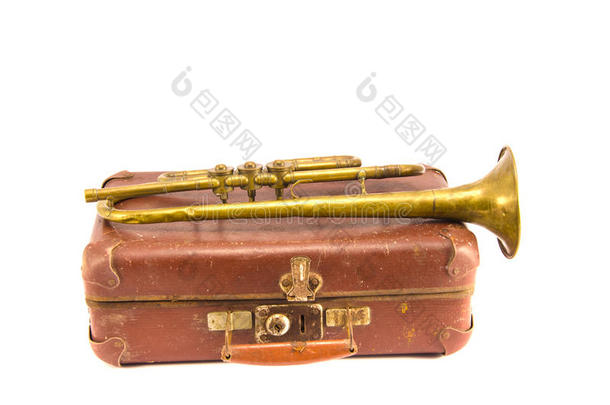 旧表壳上的黄铜复古管乐器喇叭