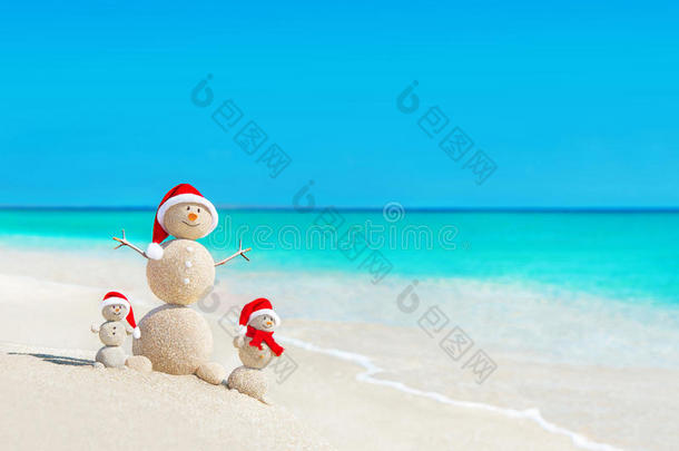 热带海滩的雪人一家戴着圣诞帽。新年和<strong>春节</strong>