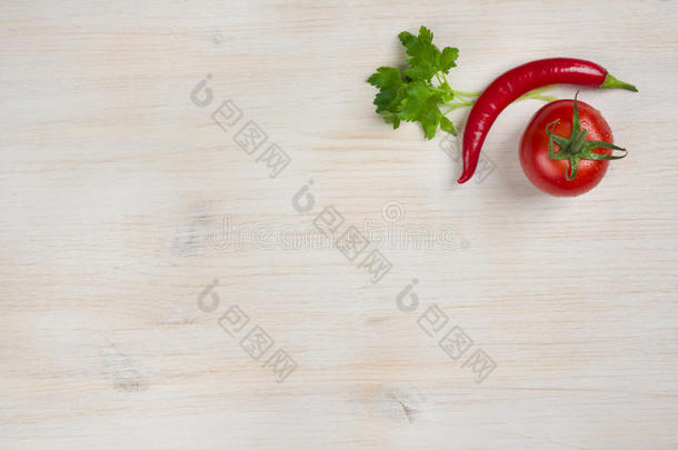 辣椒和番茄与绿色的漂<strong>白木板</strong>