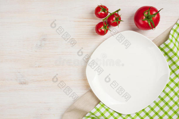 食物背景与空盘，番茄和<strong>厨房</strong>毛巾