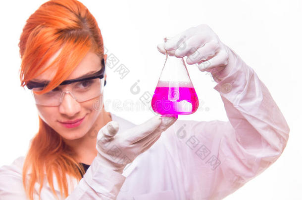 化学家在实验室里拿着试管的女人