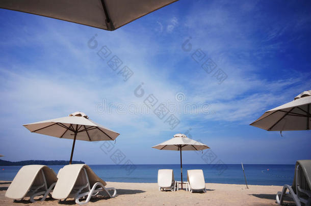 普吉岛的沙滩椅和雨伞