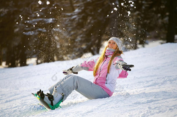 快乐的微笑女孩举起双手在滑雪板上