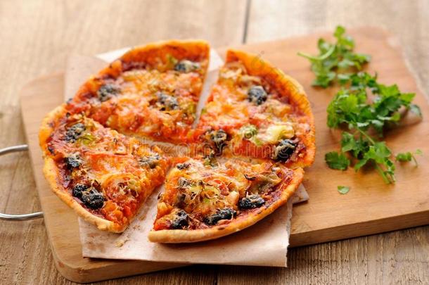 橄榄、三文鱼和新鲜蔬菜做成的披萨