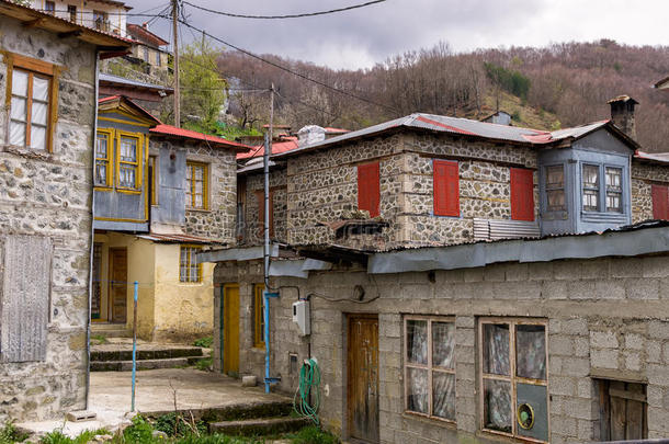 希腊梅索沃附近美丽的米利亚村的房子