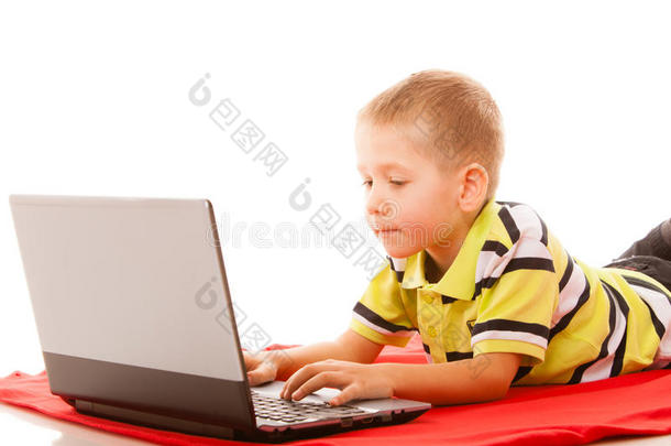 教育，<strong>科技</strong>互联网-带笔记本电脑的<strong>小</strong>男孩