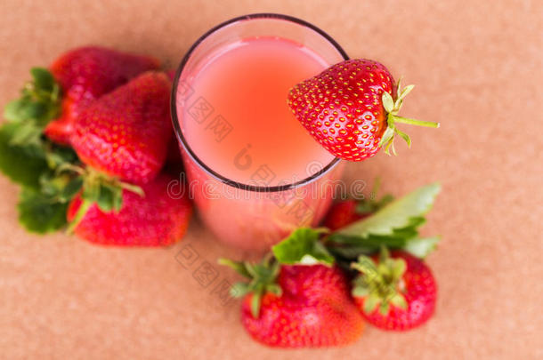 一杯<strong>草莓汁</strong>
