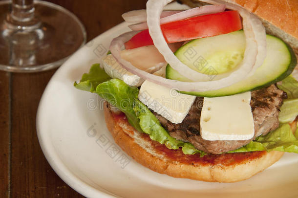 芝士<strong>汉堡</strong>配法式奶酪，包括生菜、生菜和番茄