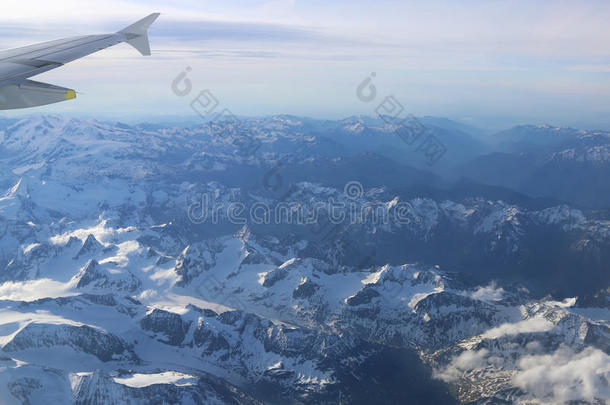 白雪覆盖的山峰和<strong>高空</strong>飞机。