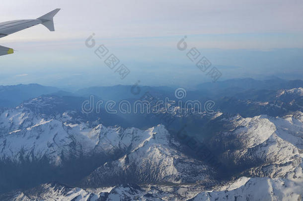 白雪覆盖的山峰和<strong>高空</strong>飞机。