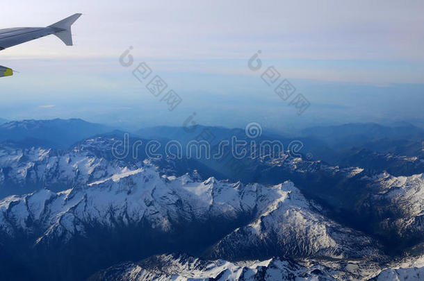 白雪覆盖的山峰和<strong>高空</strong>飞机。