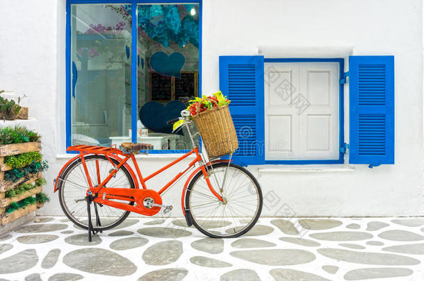 古典橙色自行车与白色建筑的装饰