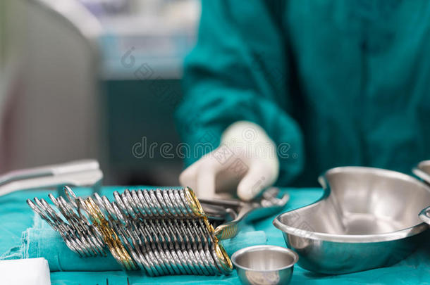 擦洗护士为手术准备医疗器械