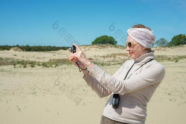 一个女人在度假时把相机拿下来