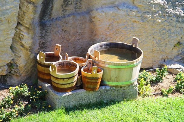 瓜伊塔要塞庭院里的木桶和木桶