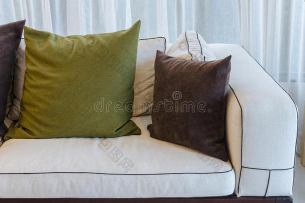 客厅<strong>白色沙发</strong>上的绿色枕头