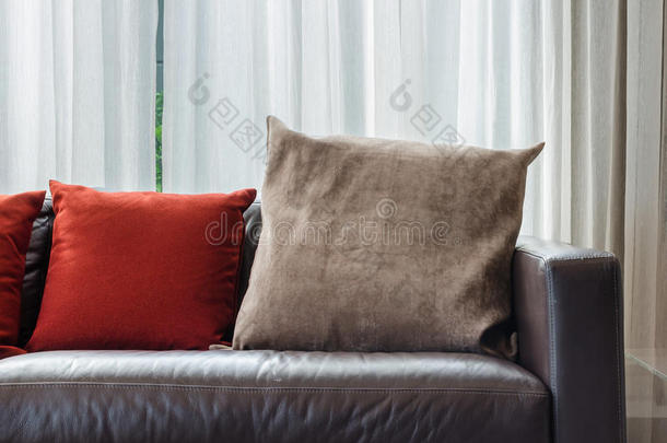 现代沙发上的棕色和红色枕头