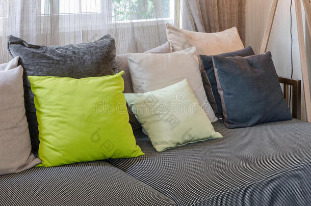 客厅里有绿色枕头的灰色沙发