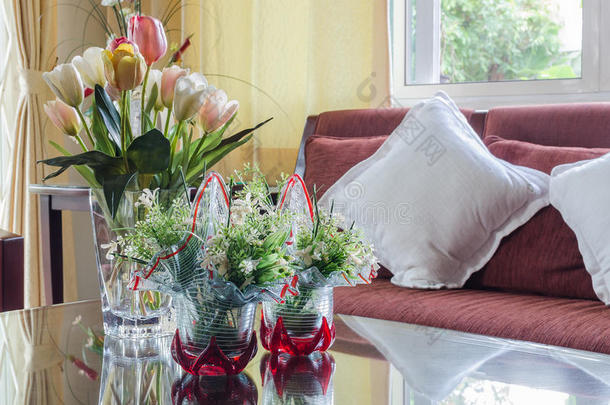 玻璃桌子上的玻璃花瓶和红色的木制沙发