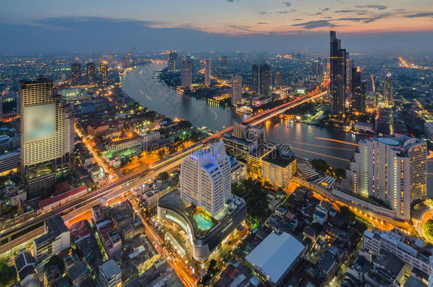 曼谷城市景观从顶部的景观在夜间