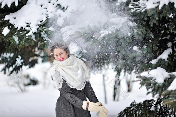 冬天美丽的女人针织手套扔雪
