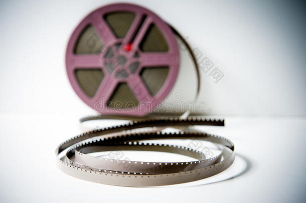 8毫米超级8胶片细节与紫色卷轴的焦点在背景