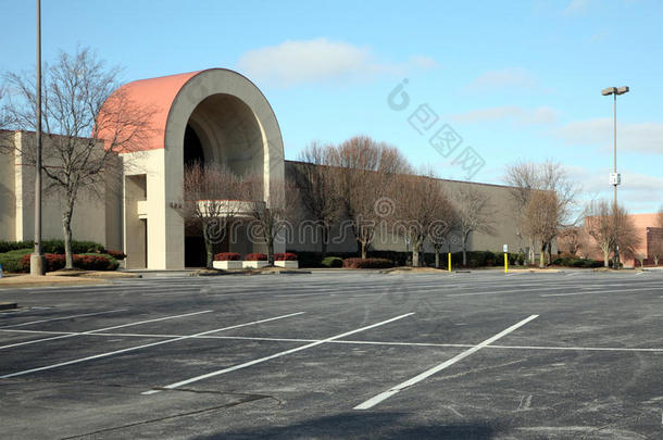 购物中心的空停车场。
