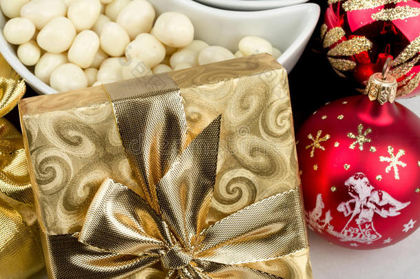圣诞装饰和带丝带的金色盒子