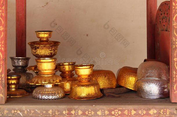 金银碗放在佛教寺庙（泰国)庭院的架子上）