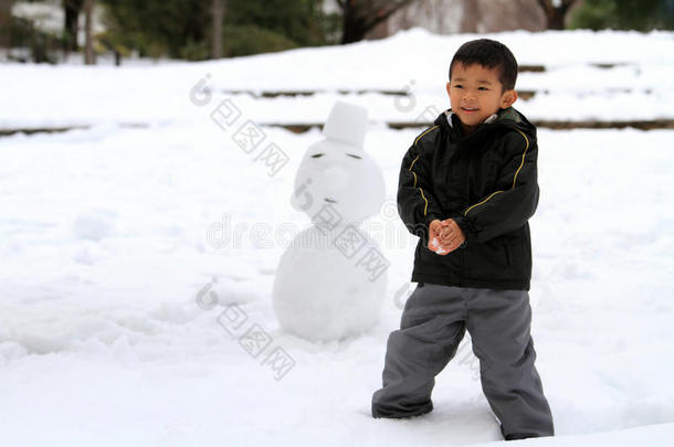 打雪仗和<strong>堆雪人</strong>的日本男孩