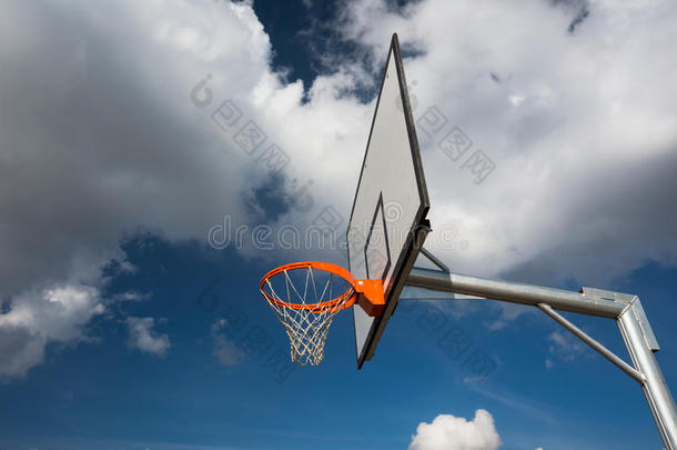篮球箍对抗可爱的蓝色夏天的天空