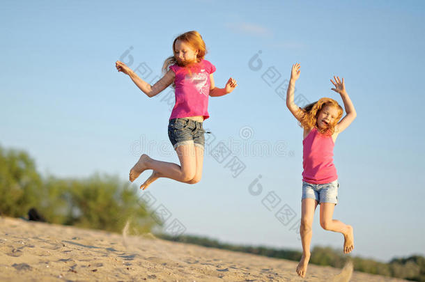 三个孩子在沙滩上玩耍