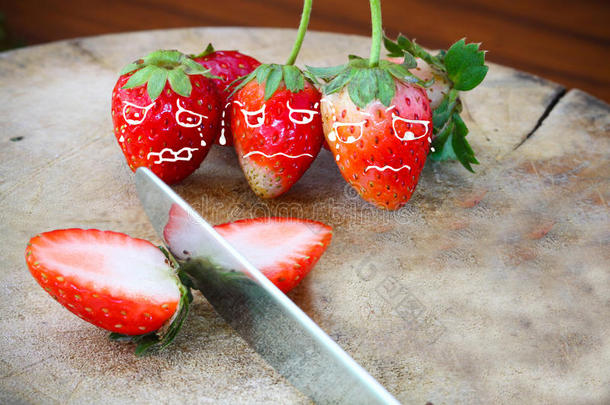 新鲜草莓，花园里篮子里的草莓，健康的水果。