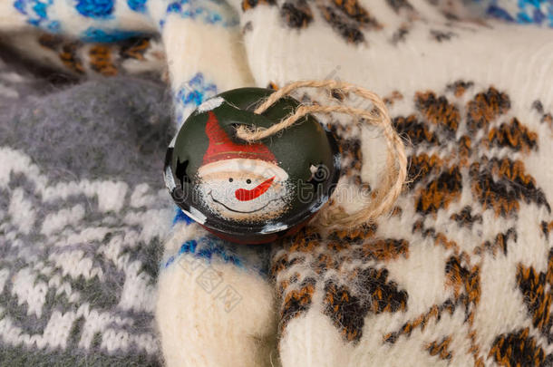圣诞钟声，雪人穿着针织羊毛袜子