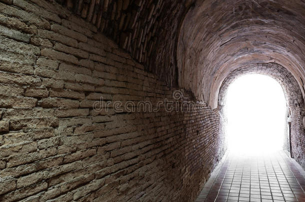 隧道尽头的灯光