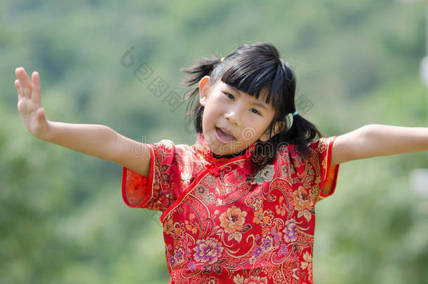 有自然背景的中国传统旗袍的亚洲孩子。