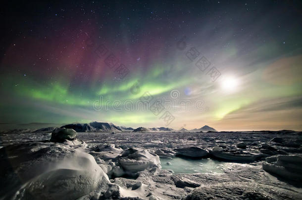 五颜六色的北极冬季景观-冰冻峡湾和北极光