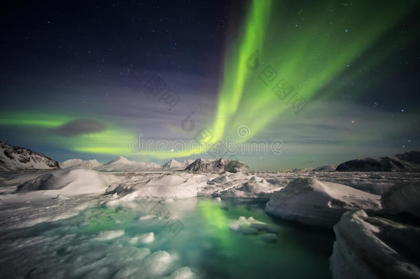 北极光美丽的北极冰川景观-斯瓦尔巴斯匹茨卑尔根