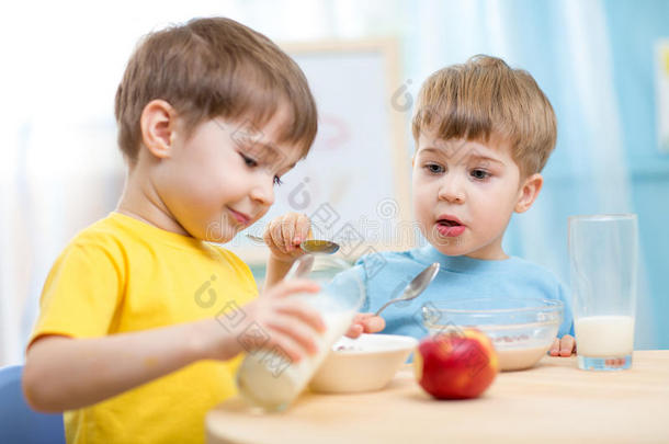 孩子们在室内吃健康<strong>食</strong>品