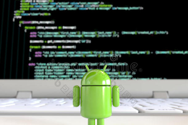 谷歌AndroidOS标志吉祥物站在单独<strong>面对电脑</strong>屏幕与代码